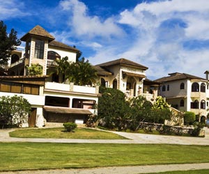 &nbsp; &nbsp; &nbsp; &nbsp; 住宅，人居住的空間，家的載體，容納了一個(gè)家庭的生活與休憩?，F(xiàn)代住宅多追求精裝華麗，而住宅的最本質(zhì)的功能往往被忽略。因此，有必要追溯住宅的進(jìn)化史，解析住宅最根本的意義，創(chuàng)造更舒適的住宅。&nbsp; &nbsp; &nbsp; &nbsp; 第壹代：&nbsp; &nbsp; &nbsp; &nbsp; 舊石器時(shí)代，利用天然山洞作為棲身之所，僅能起到遮風(fēng)避雨的作用。&nbsp; &nbsp; &nbsp; 第貳代：新石器時(shí)代，利用黃土層為墻壁，用木構(gòu)架、草泥建造半穴居住所，進(jìn)而發(fā)展為地面上的建筑，并形成聚落。&nbsp; &nbsp; &nbsp; &nbsp;第叁代：西…